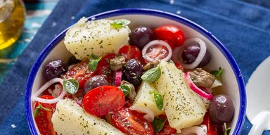 Постное меню: рецепт вкусного картофельного салата с оригинальными ингредиентами (видео)