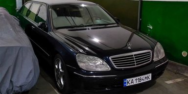 Їх випустили лише 77: у Києві помітили розкішний лімузин Mercedes 2000-х (фото)
