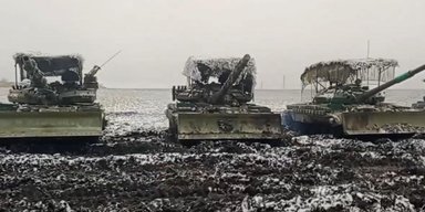 Т-62МВ із плугом і захистом від дронів: ЗМІ показали "новітню" версію російського танка (відео)