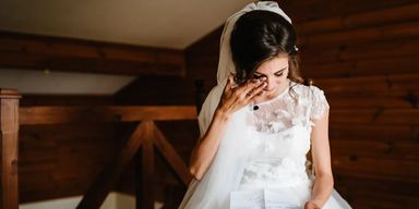 Наречена дізналася про зраду хлопця перед весіллям та влаштувала помсту прямо на святі (фото)