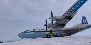 Шасси не выдержало: в РФ самолет Ан-12 жестко приземлился в сугроб (видео)