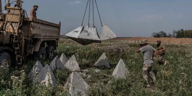 "Копает глубже": Украина начала самое масштабное строительство оборонительных сооружений за все время войны, — WSJ
