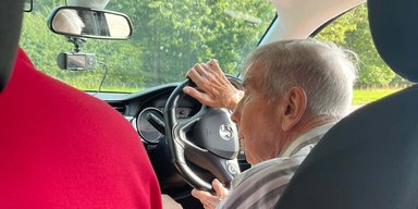 Возраст не помеха: 98-летний пенсионер снова сел за руль автомобиля (фото)
