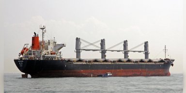 Розбили хвилі: у Чорному морі зіштовхнулись судна, які возять крадене зерно, є жертви, — ЗМІ