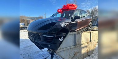 Жена не оценила подарок: в РФ мужчина выбросил на помойку Porsche Macan (фото)