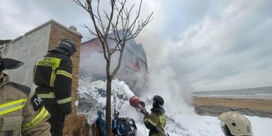 В РФ вертолет рухнул на жилой дом: много пострадавших  (видео)