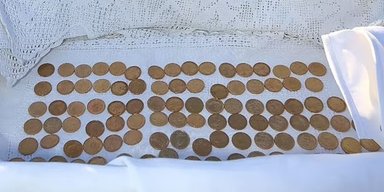 Тайник с сотнями монет, найденный в простынях во время уборки, продали на аукционе (фото)