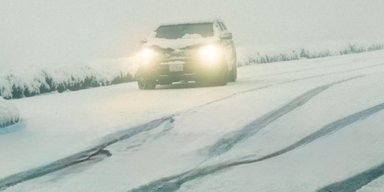 Дорогу на Буковель замело снегом: что происходит на трассах в западных областях Украины (видео)