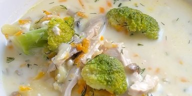 Насытит и согреет: рецепт куриного супа с сыром и сливками
