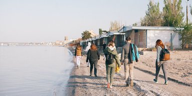 Женщина во время прогулки нашла загадочное ярко окрашенное существо на пляже (фото)