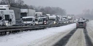 Из-за непогоды в Украине начали ограничивать движение на дорогах: о каких направлениях речь