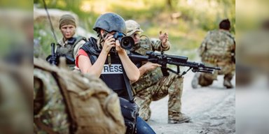 Озирнувся і побачив травмованих: окупанти поранили журналіста DW і вбили бійця ЗСУ