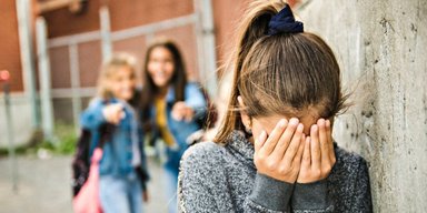 В Киеве подростки избили 13-летнюю школьницу: полиция уже разыскала обидчиц