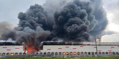Обвалився дах: у Рязані догорає склад Wildberries та НПЗ — що відомо (відео)