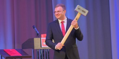 В РФ губернатор вручил мэру Перми кувалду, чтобы тот "выбивал дурь" из голов чиновников (видео)