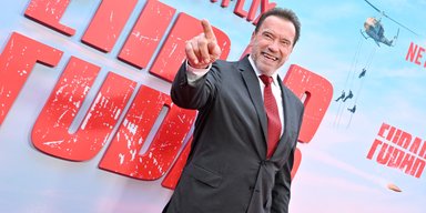 Арнольд Шварценеггер поцілував на вулиці невідому жінку (фото)