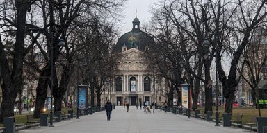 Львів у другий день війни: військовослужбовці на вокзалі, черги до банкоматів та закриті магазини
