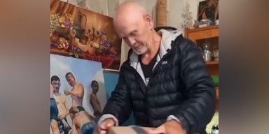 Искал два года: украинский военный спас картины в Часовом Яре и вернул их автору (видео)
