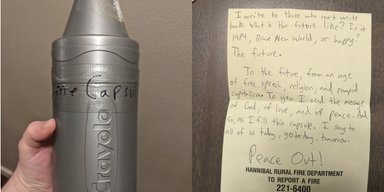 Мужчина открыл капсулу времени с "посланием Бога" (фото)