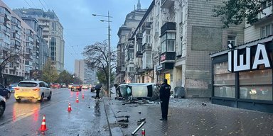 "Водій був тверезий": у Києві машина влетіла у зупинку, наїхавши на перехожих (фото, відео)