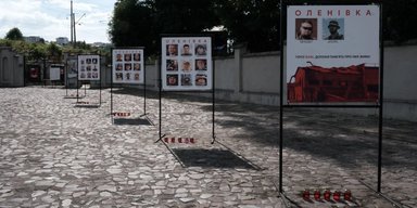 "Возле каждого из стендов": во Львове вандал разбил выставку, посвященную погибшим военным (фото)