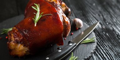 Свиная рулька, запеченная в духовке: рецепт вкусного блюда