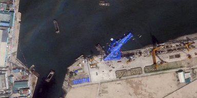 Воздушные шары вместо кранов: в КНДР подняли рухнувший в воду эсминец класса "Чхве Хен"