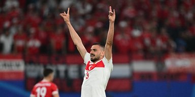 Турецкого футболиста Мериха Демирала дисквалифицировали за "волчий салют"