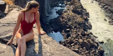 Туристка позувала біля водоспаду і не помітила, що відбувається за її спиною (відео)