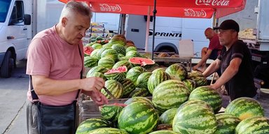 Сезон кавунів затримується: в Україну завезли тисячі тонн імпортних ягід, як обрати безпечну