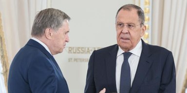 Готовят встречу Путина и Трампа: Лавров и Ушаков вылетают в Саудовскую Аравию, — Песков (видео)