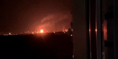 Вибухи у Саратові та Енгельсі: росіяни скаржаться на масовану атаку БпЛА, відомо про пожежу на НПЗ (відео)