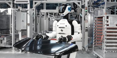 Роботи з ШІ почали збирати BMW: працювали по 10 годин на день із двома вихідними (відео)