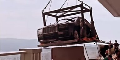У Китаї розкішний Rolls-Royce за $400 000 доставили в пентхаус на 44 поверсі (відео)