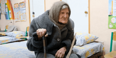 "Залишилась без нічого": 98-річна українка пройшла 10 км фронту без їжі й води (відео)