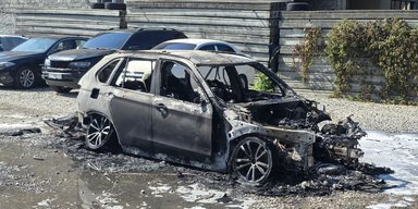 Водій хотів врятувати авто: в Україні на СТО заїхав палаючий BMW (відео)