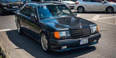 Зірка 90-х: у Києві помітили дуже рідкісний Mercedes W124 AMG (фото)