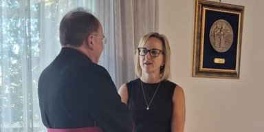 Працюватиме над завершенням війни: що відомо про Джулі Девіс, яка очолить посольство США в Україні