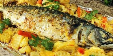 Запечена скумбрія з овочами в духовці: смачна і ситна вечеря для всієї родини