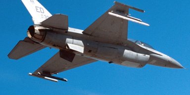 F-16 виграв першу повітряну дуель: експерти розповіли про ракету, що уразила Су-34