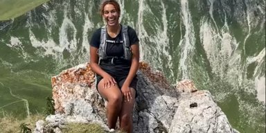 Девушка покорила гору, чтобы сделать "идеальное фото": все пошло не по плану (видео)