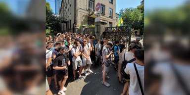 Стоять з 3:30 і втрачають документи: що відбувається у чергах до ТЦК Києва (відео)