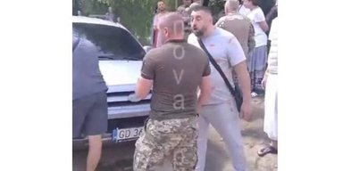 Имел психоз: коммунальщик из Стрыя провоцировал конфликт между ТЦК и кришнаитами в Мукачево (видео)