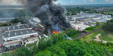 "Уся таблиця Менделєєва": у Польщі другий день горить склад із небезпечними хімікатами (фото)