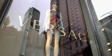 Пішла Донателла, а за нею й Versace: культовий бренд придбала компанія Prada