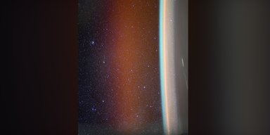 Какой цвет имеет атмосфера Земли из космоса: показал самый старый астронавт NASA (фото)