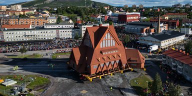 Перевірка фактів: роботи з перенесення церкви в Норвегії стали інтернет-сенсацією (фото)