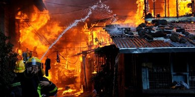 Мужчина случайно поджег сад пожилой пары, выбросив окурок из окна своей машины