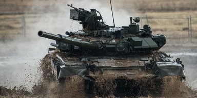 Розірвав вежу на шматки: FPV-дрон знищив російський танк Т-90 за $3 млн (відео)