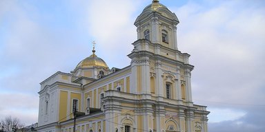 У Волинській єпархії відповіли, чому на стінах луцького собору намалювали бізнесменів (фото, відео)